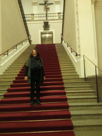 Petra Hinkl auf der Treppe des Maximilianeums