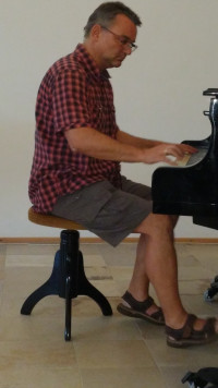 Wolfgang Kottek am Flügel gestaltet die musikalische Umrahmung